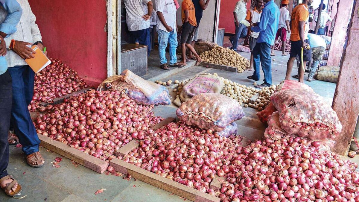 Onion Price: काबू में आई प्‍याज की कीमत, फुटकर में इतना हुआ मूल्‍य- अभी और ग‍िरेगा भाव, जानिए क्या है भाव