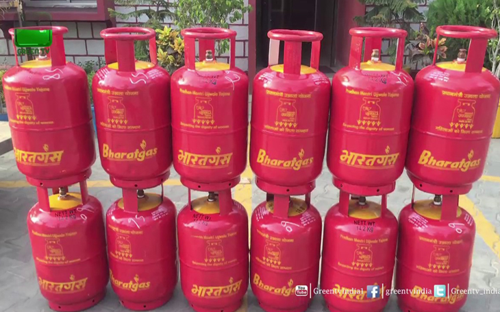 इस महीने और भी सस्ता हुआ गैस सिलेंडर, भरवाने से पहले जान लीजिए नहीं तो हो जाएगा बड़ा नुकसान