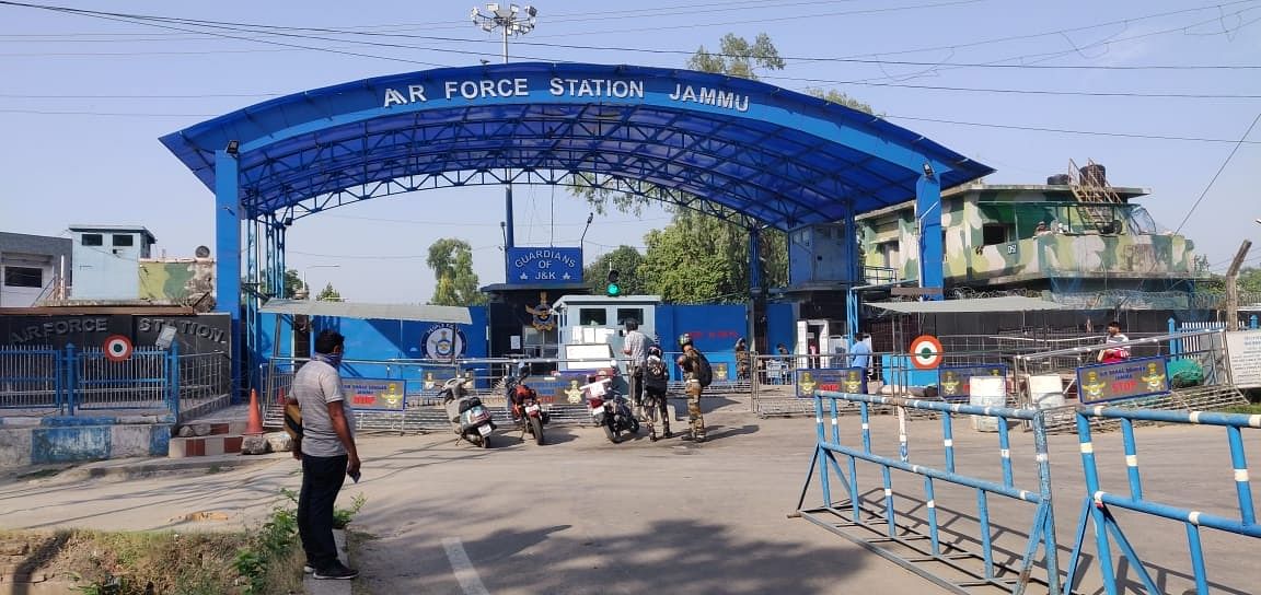 पुलवामा में आतंकी हमला: आतंकियों ने घर में घुस कर पुलिस अधिकारी की पत्नी और बेटी को गोली मारकर की हत्या