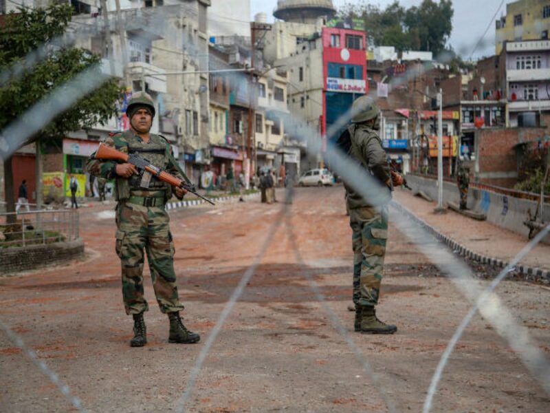 पुलवामा में आतंकी हमला: आतंकियों ने घर में घुस कर पुलिस अधिकारी की पत्नी और बेटी को गोली मारकर की हत्या