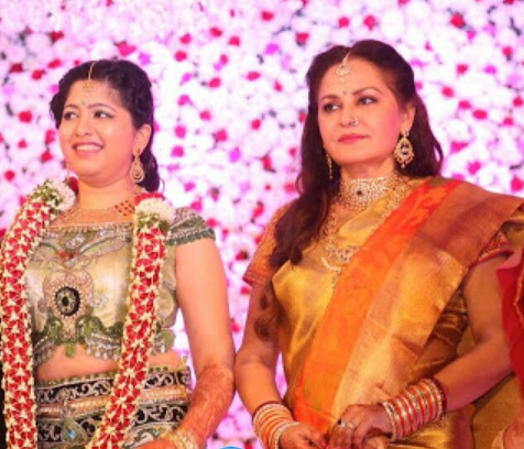 अपनी बहु से ज्यादा जवान और खूबसूरत नजर आती हैं ये 3 अभिनेत्रियां!