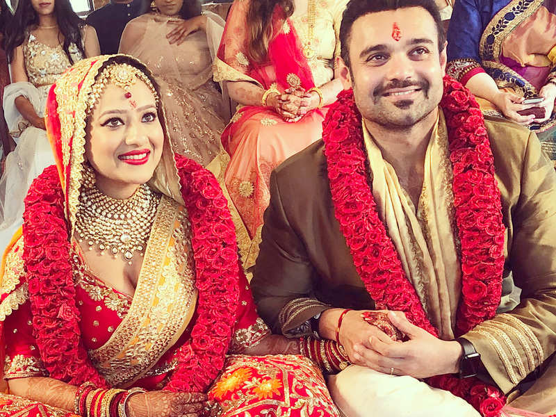 पति की काली करतूत के चलते शर्म से झुक गया इन 9 एक्ट्रेस का सिर, सबके सामने होना पड़ा जलील