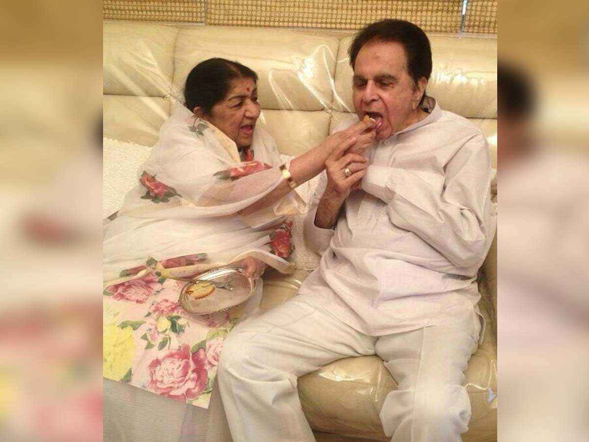 लता मंगेशकर ने दिलीप कुमार को श्रद्धांजलि देते हुए किया ऐसा ट्वीट, लोगों में है आक्रोश
