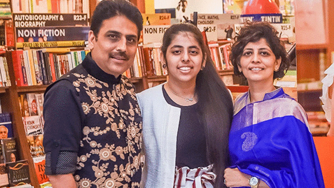Tmkoc में रियल लाइफ में तारक मेहता की पत्नी है बेहद खूबसूरत, देखें