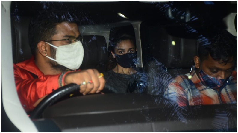 Wardrobe Malfunction : शूटिंग से लौटते हुए आलिया भट्ट ने पहने थे ऐसे कपड़े, करना पड़ा शर्मिंदगी का सामना, देखें तस्वीरें