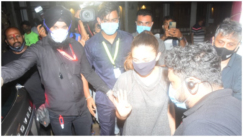 Wardrobe Malfunction : शूटिंग से लौटते हुए आलिया भट्ट ने पहने थे ऐसे कपड़े, करना पड़ा शर्मिंदगी का सामना, देखें तस्वीरें