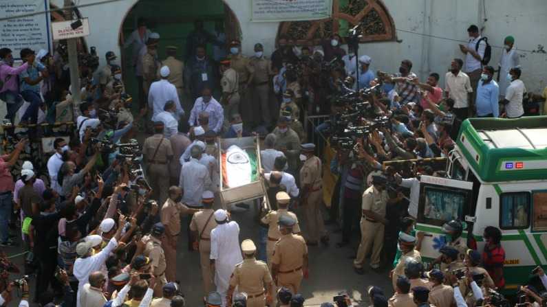 Photos: तिरंगे में लिपटा कब्रिस्तान पहुंचा दिलीप कुमार का पार्थिव शरीर, तस्वीरों में देखें कैसे हुआ अंतिम संस्कार