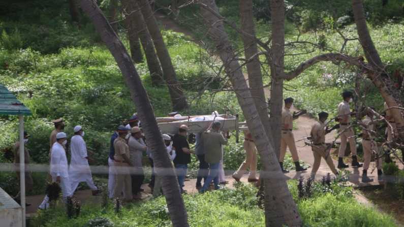 Photos: तिरंगे में लिपटा कब्रिस्तान पहुंचा दिलीप कुमार का पार्थिव शरीर, तस्वीरों में देखें कैसे हुआ अंतिम संस्कार
