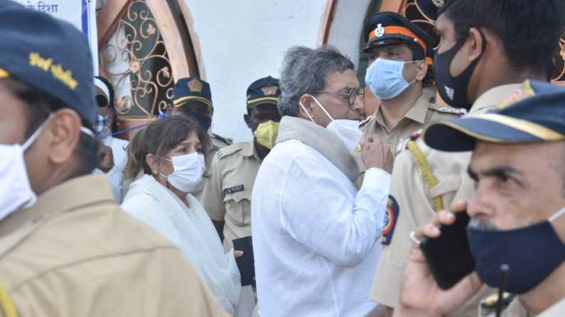 Photos: तिरंगे में लिपटा कब्रिस्तान पहुंचा दिलीप कुमार का पार्थिव शरीर, तस्वीरों में देखें कैसे हुआ अंतिम संस्कार