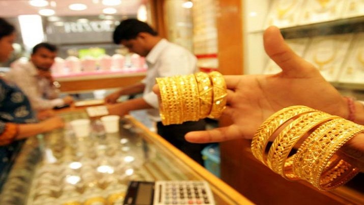 Gold Price: सोने की कीमत में आई भारी गिरावट, जल्दी खरीदें 56000 पार होने वाली है कीमत, जानिए क्या है अभी 1 तोला गोल्ड का रेट