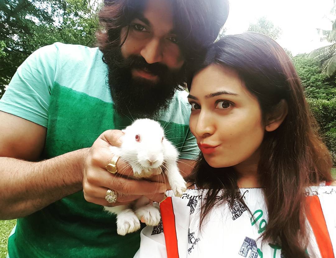 Kgf के रॉकी भाई की पत्नी के आगे बॉलीवुड की हसीनाएं हैं फेल, हुस्न देख उड़ जाएंगे होश, देखें तस्वीरें