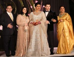 प्रियंका चोपड़ा सास डेनिस जोनास से सिर्फ इतने साल हैं छोटी, साथ में लगती हैं देवरानी-जेठानी
