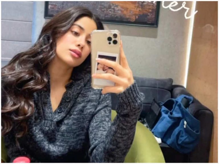 बॉलीवुड के ये सितारे Mobile Phone के मामले में रखते हैं बेहद रॉयल शौक, जाने कौन कितना महंगा सेलफ़ोन करता है इस्तेमाल