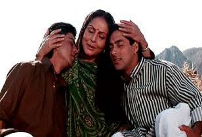 'करण अर्जुन' फिल्म में थीं शाहरुख और सलमान की माँ, लेकिन आज इनकी हालत देखकर पहचान तक नहीं पायेंगे आप