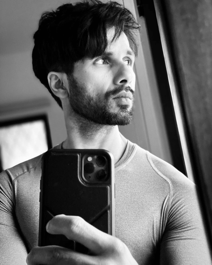 बॉलीवुड के ये सितारे Mobile Phone के मामले में रखते हैं बेहद रॉयल शौक, जाने कौन कितना महंगा सेलफ़ोन करता है इस्तेमाल