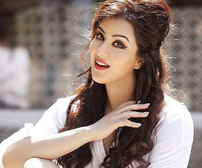 इन अभिनेत्रियों को 40 की उम्र में है दूल्हे का इंतजार, एक की तो कार्ड छपने के बाद टूटी शादी