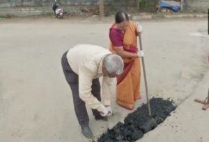 खुद की पेंशन के पैसों से पति-पत्नी भर रहे सड़क के गड्ढे, लोगों को दिया जीवनदान