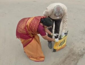 खुद की पेंशन के पैसों से पति-पत्नी भर रहे सड़क के गड्ढे, लोगों को दिया जीवनदान