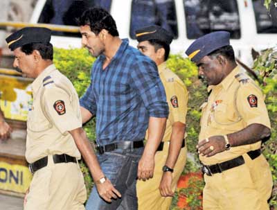 क्रिमिनल का ठप्पा लगवा चुके हैं ये बॉलीवुड सितारे, रेप से लेकर अंडरवर्ल्ड तक, इन मामलों में खा चुके हैं जेल की हवा