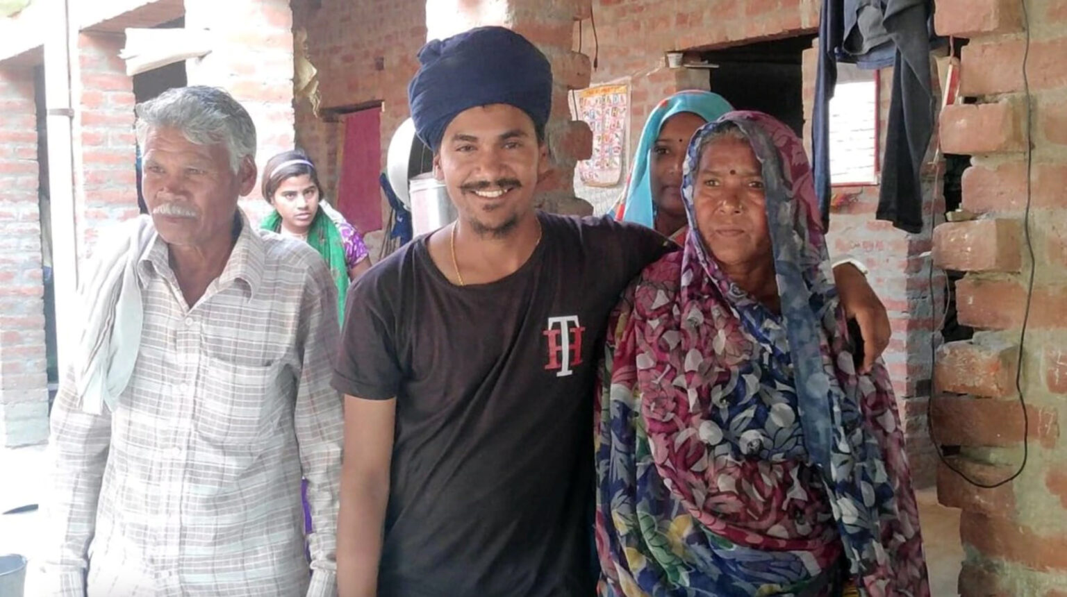 पिता ने लगाई फटकार घर से भाग गया बेटा, 14 साल बाद अमीर होकर लौटा