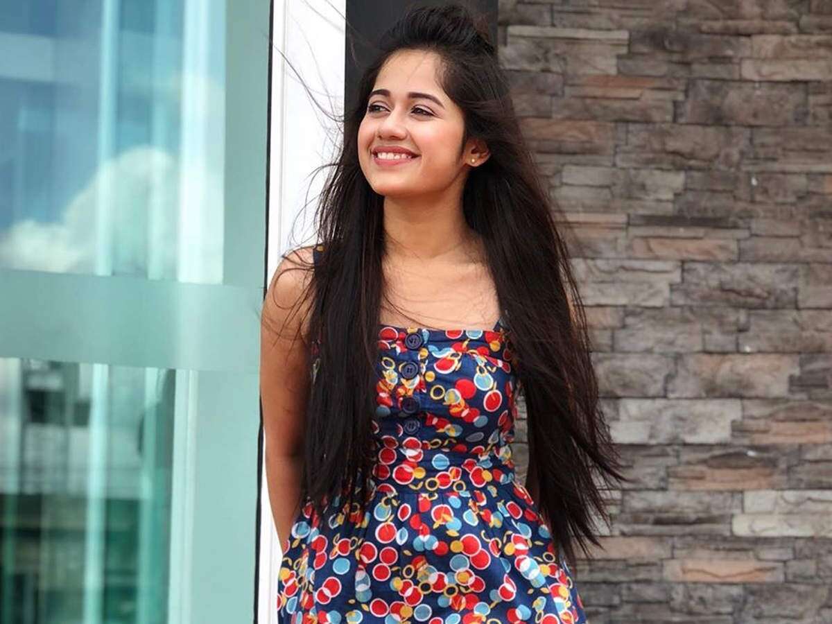 करोड़ों की मालकिन है महज 18 वर्ष की जन्नत जुबैर, एक साधारण लड़के पर हार बैठीं हैं दिल