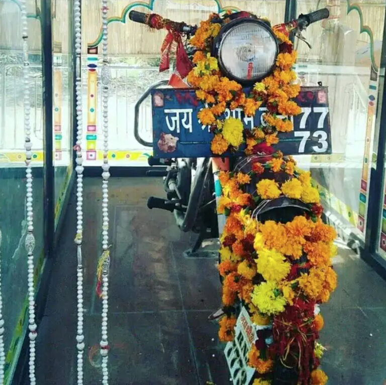 ऐसा मंदिर जहां लोग भगवान की नहीं बुलेट की करते हैं पूजा, जानिए रहास्य