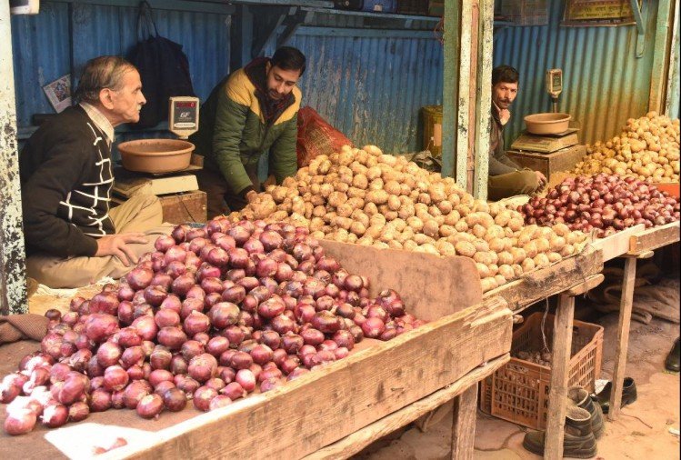 Onion And Potato Price: आलू और प्याज की कीमतों में आई भारी गिरावट, हरी सब्जियां हुईं महंगी, जानिए क्या हैं नये भाव