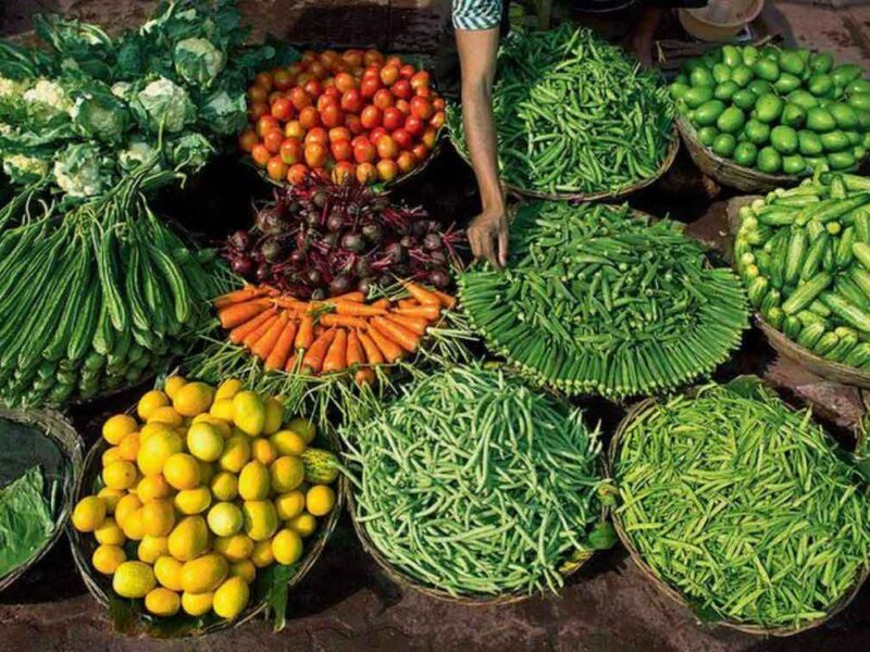 Vegetables Price: सरसों तेल में आई गिरावट के बाद जानिए क्या है लहसून, टमाटर और हरी सब्जियों के नये दाम
