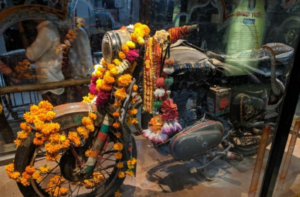 ऐसा मंदिर जहां लोग भगवान की नहीं बुलेट की करते हैं पूजा, जानिए रहास्य