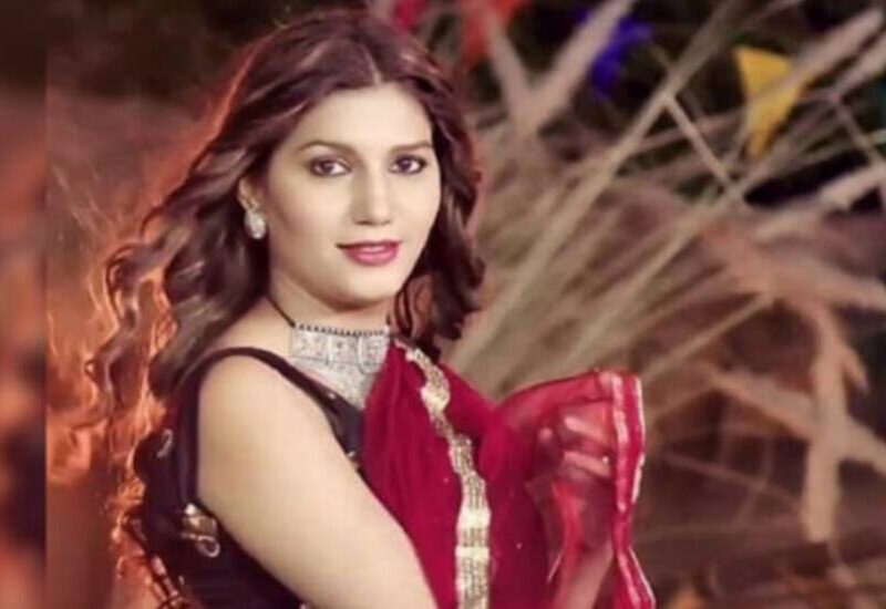 स्टेज पर बोल्ड डांस करते हुए गिरी सपना चौधरी, वीडियो हुई वायरल