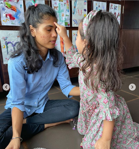 सोहा अली खान ने शेयर की जेह की पहली राखी फोटो, भाई पर प्यार लुटाती हुई दिखी इनाया किया Kiss