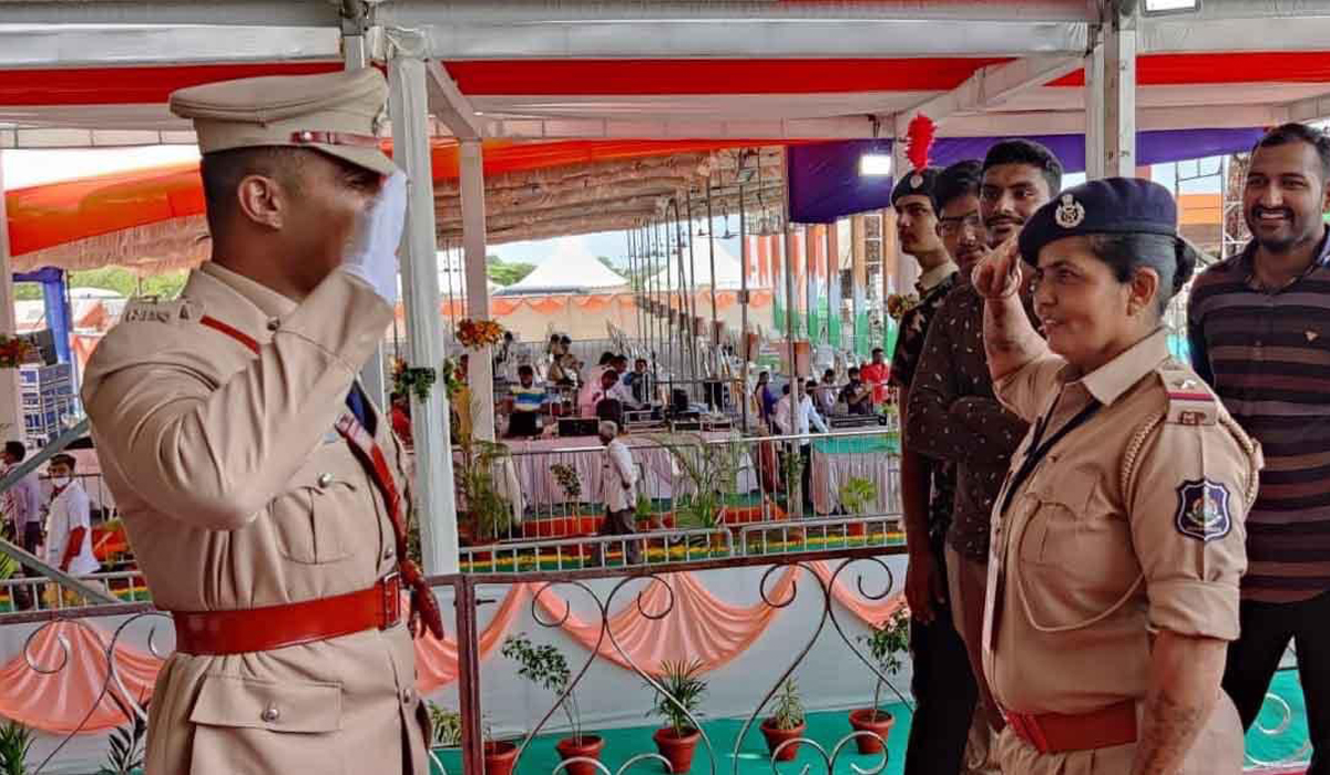 Asi माँ का बेटा बना Sp, अफसर बनते ही बेटे ने सबके सामने माँ को किया सैल्यूट, दुनिया बजाने लगी ताली