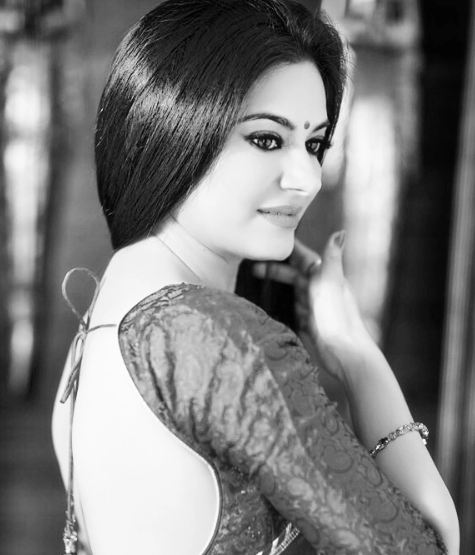 अनुपमां: किंजल की मां राखी दवे रियल लाइफ हैं बेहद हॉट, फोटोज देख छूट जाते हैं पसीनें