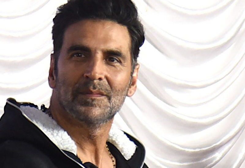 अक्षय कुमार की मां अरुणा भाटिया की हालत गंभीर, शूटिंग छोड़ लंदन से पहुंचे मुंबई  