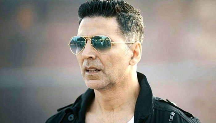 अक्षय कुमार की मां अरुणा भाटिया की हालत गंभीर, शूटिंग छोड़ लंदन से पहुंचे मुंबई  
