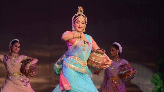 हेमा मालिनी इसकी शख्स की वजह से बनी फेमस डांसर, मां के कहने पर हमेशा रखती हैं साथ