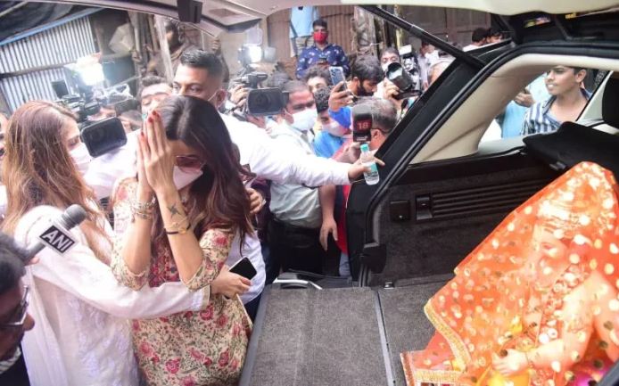 अकेले ही गणपति बप्पा को घर लाईं शिल्पा शेट्टी, पति के जेल में होने से हैं दुखी