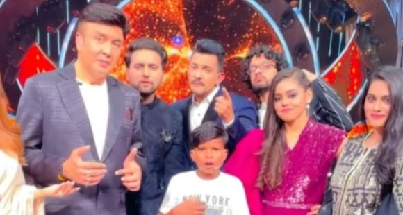 रूठी गर्लफ्रेंड को पहले दिया गिफ्ट, फिर गले लगाते दिखे सहदेव दिरदो, देखें वीडियो