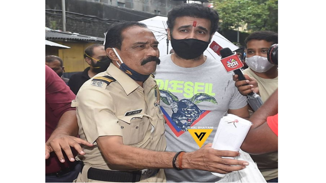 In Pics: &Quot;क्या से क्या हो गये?&Quot; जेल से बाहर आते ही रो पड़े राज कुंद्रा, मीडिया को देखते ही छुपाने लगे चेहरा