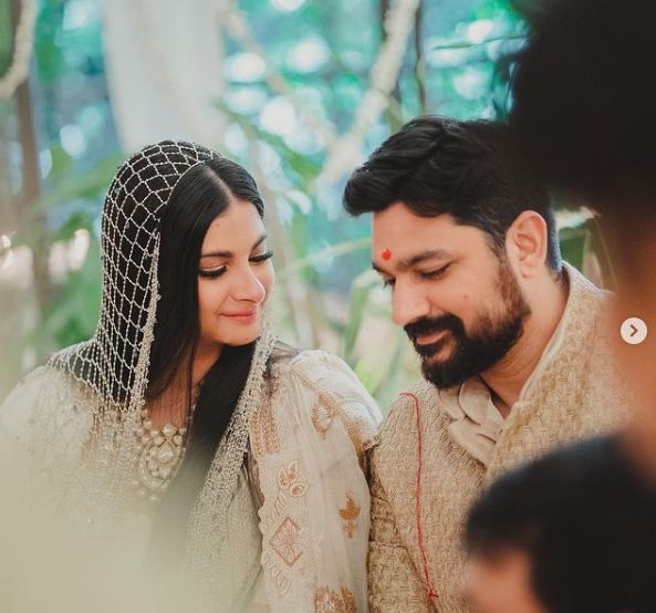 हनीमून पर पति संग मालदीव पहुंची रिया कपूर, शेयर की इतनी बोल्ड तस्वीर भड़के लोग