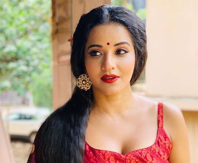 मोनालिसा ने बोल्ड अंदाज में मचाई सनसनी, फैंस ने कर दिया प्रपोज, वीडियो वायरल