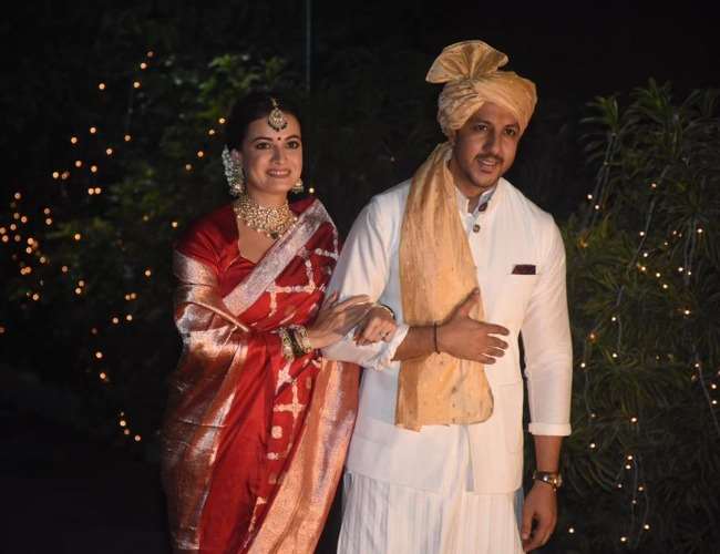पति की लंबी उम्र के लिए ये बॉलीवुड हसीनाएं रखेंगी व्रत, पहली बार ये त्यौहार मनायेगा ये नई नवेली जोड़ी