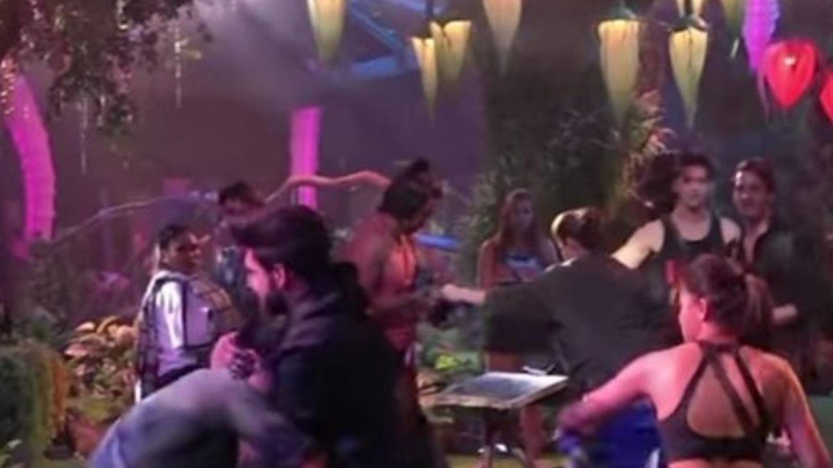 बिग बॉस 15 में इस कंटेस्टेंट्स से डर रही हैं लड़कियां, तेजस्वी प्रकाश नेे लगाया गलत ढंग से छुने का आरोप