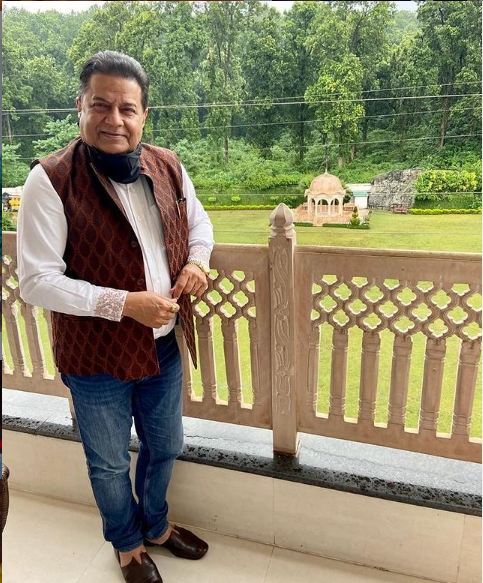 एक महफिल में जब अनूप जलोटा भजन छोड़ गाने के लिए वीबी के लिए गाना, सभी हो गए हैरान