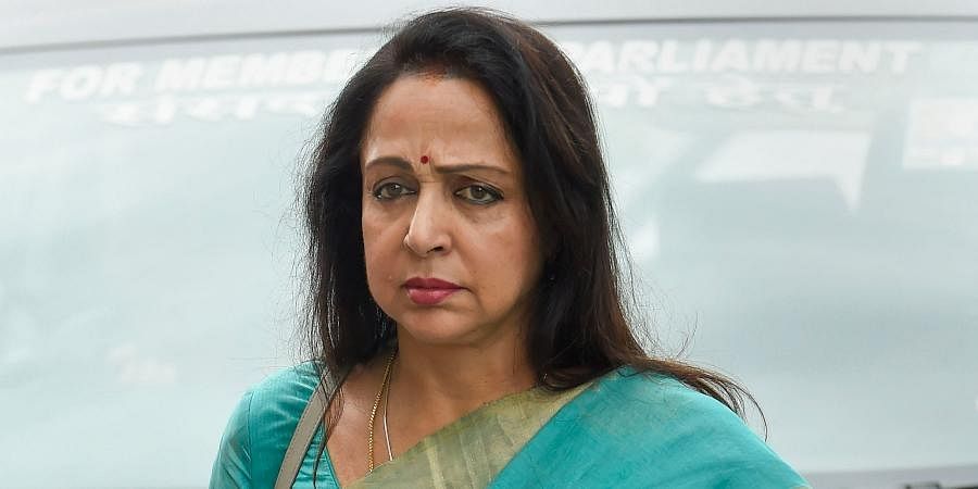बॉलीवुड के इस न्यू ट्रेंड से ना खुश हैं हेमा मालिनी, कहा- आज कल की अभिनेत्रियों को ये सब बिलकुल भी नहीं आता