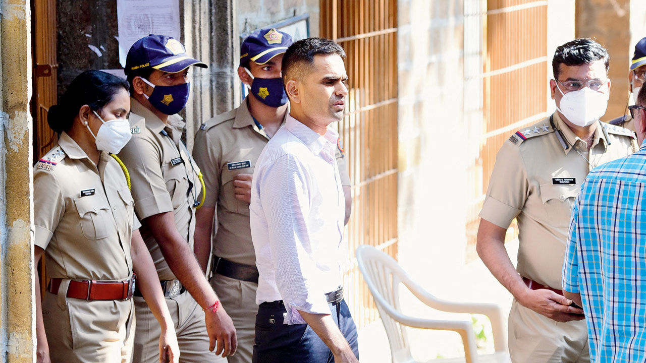 Aryan Khan Drugs Case: आर्यन खान केस में आया बड़ा मोड़ समीर वानखेड़े पर लगा 18 करोड़ का घूस लेने का आरोप
