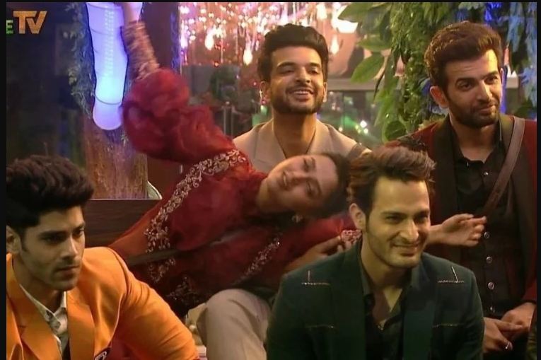Bb15:  करण कुंद्रा और तेजस्वी प्रकाश की दोस्ती हुई गहरी, किया एक-दूसरे से फिलिंग का इजहार