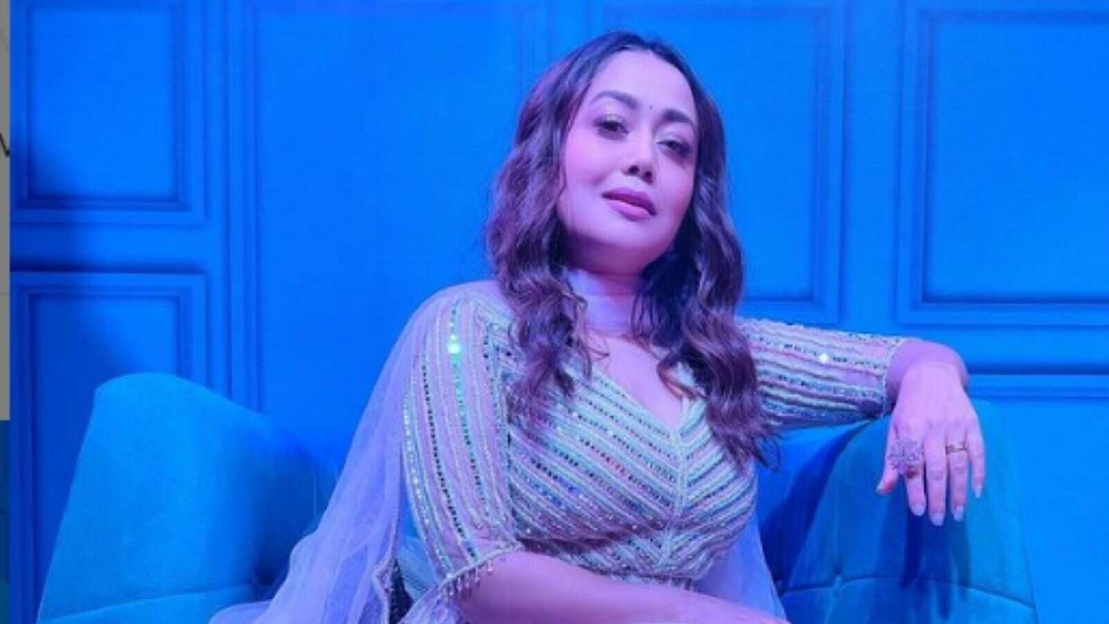 गाना गाने के साथ-साथ नेहा कक्कड़ भैस का दूध निकालने का करती हैं काम, वायरल वीडियो