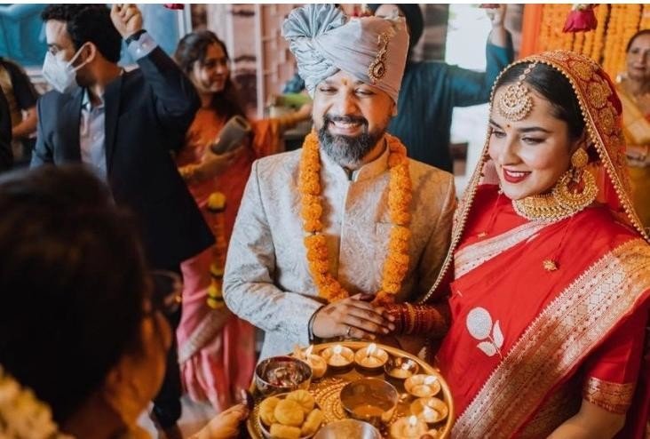 पति की लंबी उम्र के लिए ये बॉलीवुड हसीनाएं रखेंगी व्रत, पहली बार ये त्यौहार मनायेगा ये नई नवेली जोड़ी