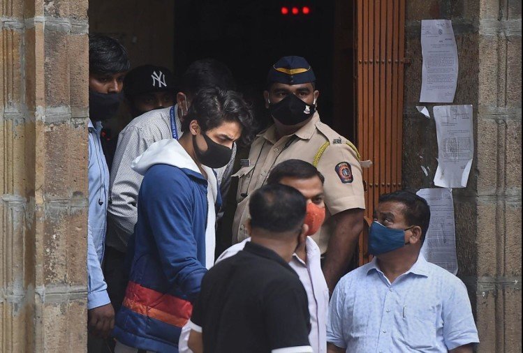 Aryan Drug Case : जेल से रिहा होकर मन्नत पहुंचे आर्यन खान, घर के बाहर लगा लोगों का जमावड़ा